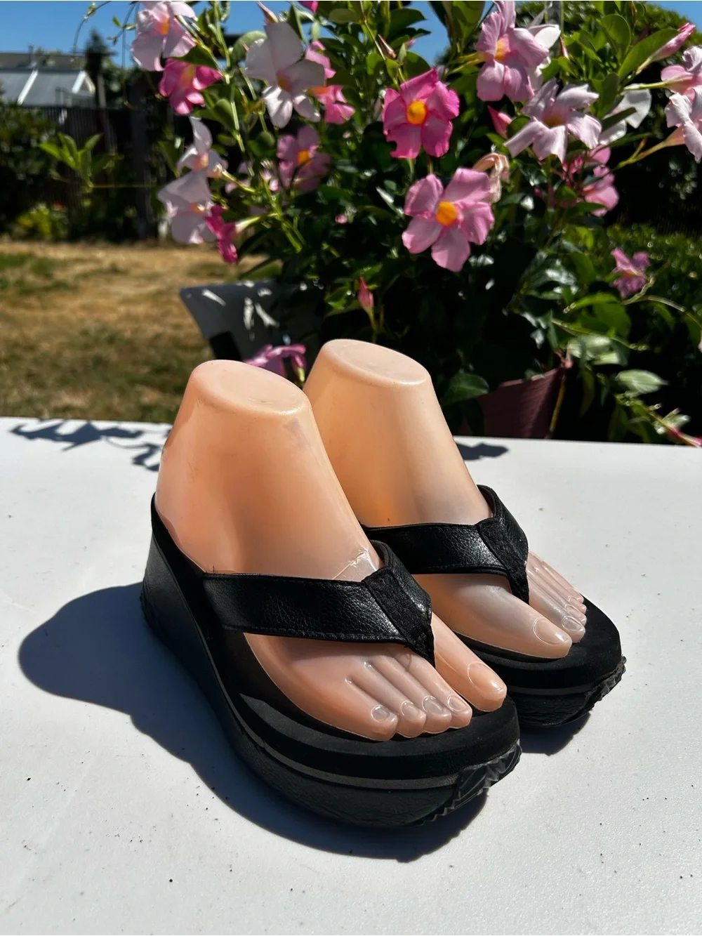 Volatile Women’s Black Platform Thong Sandals  Size 6.5